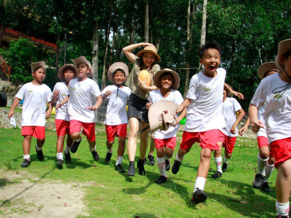 Diễn viên Lan Phương chơi hết, trải nghiệm tắm bùn cùng 10 cầu thủ nhí