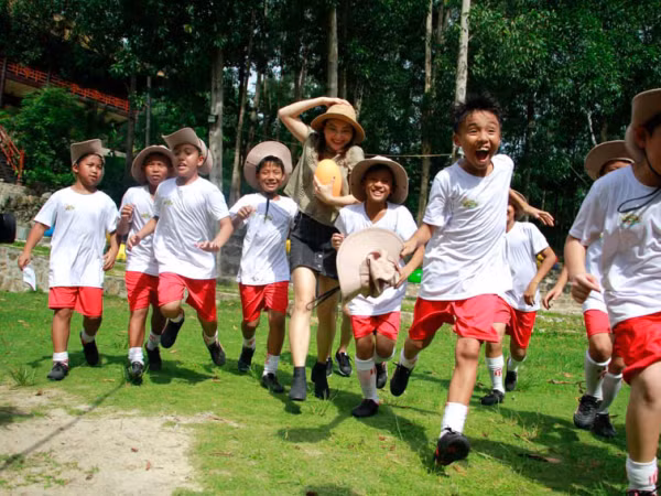 Diễn viên Lan Phương chơi hết, trải nghiệm tắm bùn cùng 10 cầu thủ nhí