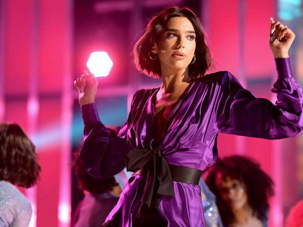 Dua Lipa bật khóc khi thấy fan bị buộc phải rời khỏi concert của mình