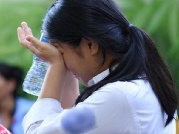 Không biết lịch thi lại môn Văn, thí sinh ở Quảng Bình quỳ gối khóc nức nở ngay cổng trường