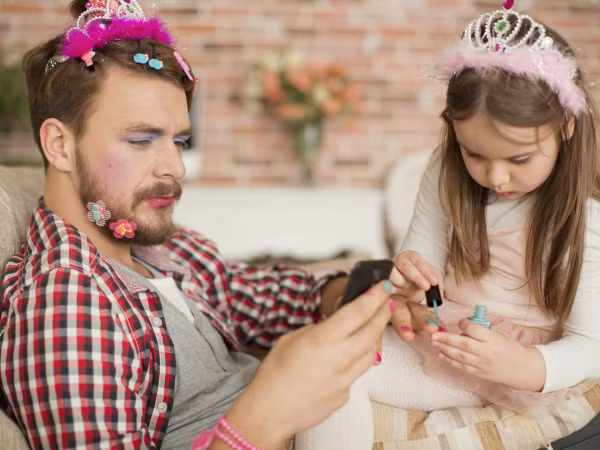 Cười sái quai hàm khi phát hiện ra tụi con gái thích bày trò gì khi chơi cùng bố nhất