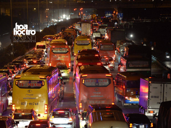 Người dân "ùn ùn" rời Hà Nội, cao tốc Pháp Vân - Cầu Giẽ tắc 2 chiều thời điểm 19h tối