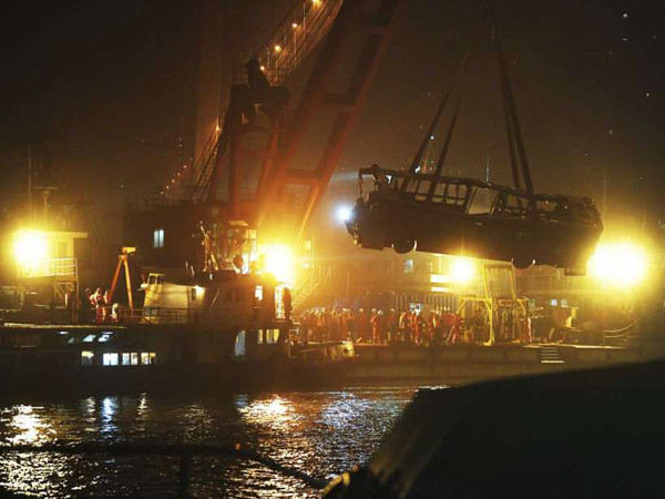 Trung Quốc: Xe buýt rơi xuống sông Trường Giang vì hành khách đánh tài xế