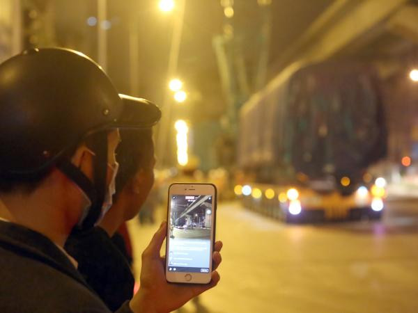 Toa tàu đầu tiên được đưa lên đường ray trên cao như thế nào