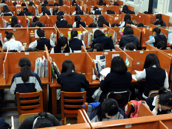 Những bài hát K-Pop nào là "khắc tinh" của sinh viên Hàn Quốc khi đang trong kì thi?