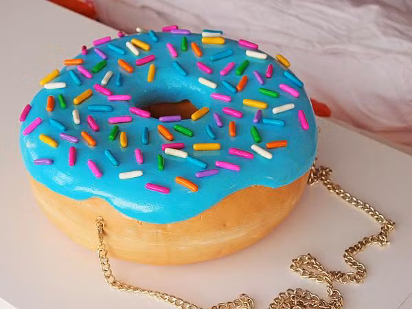 Đã mắt với những chiếc túi hình bánh ngọt cực sống động