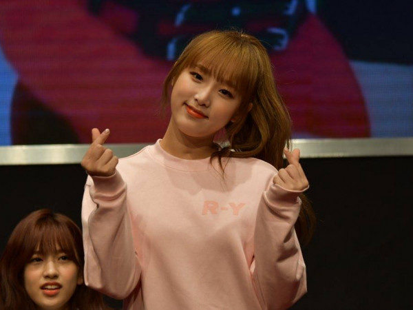 Xinh đẹp, trẻ trung và tài năng, ai ngờ Choi Yena (IZ*ONE) từng mắc bệnh ung thư bạch huyết! 