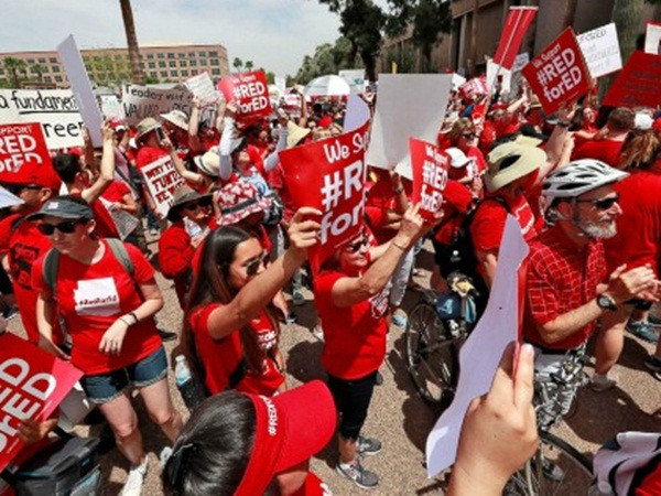 Gần 1/5 giáo viên trường trung học công lập Mỹ phải làm nghề tay trái để kiếm sống