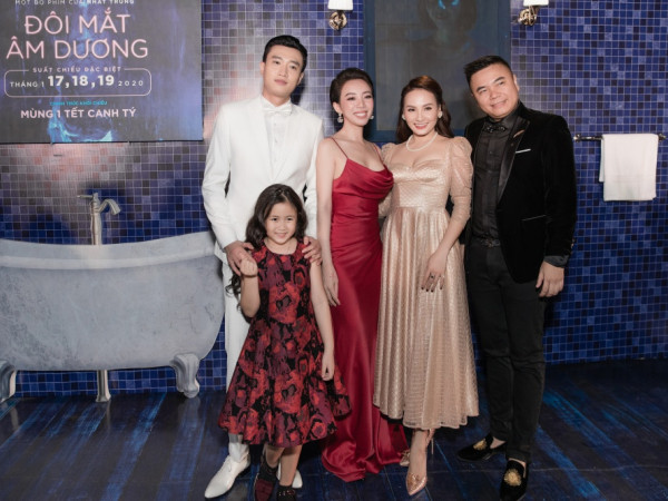 Thu Trang - Tiến Luật "đụng độ" Bảo Thanh - Quốc Trường trên thảm đỏ "Đôi mắt âm dương"