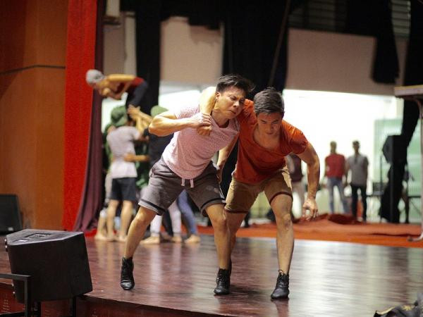 Nghệ sĩ xiếc Quốc Cơ - Quốc Nghiệp tập luyện thâu đêm cho liveshow 