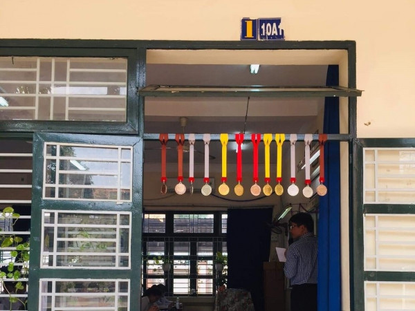 Khi lớp toàn học sinh giỏi: 12 người đi thi được 12 huy chương, nhiều quá đem về làm "rèm cửa"