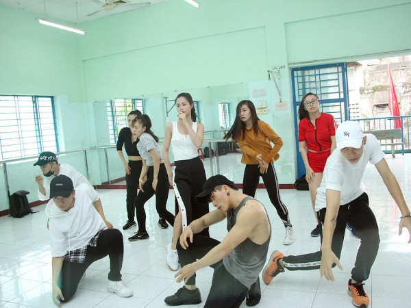 Đông Nhi cật lực tập luyện để chuẩn bị cho phần trình diễn tại "Asia Song Festival 2017"