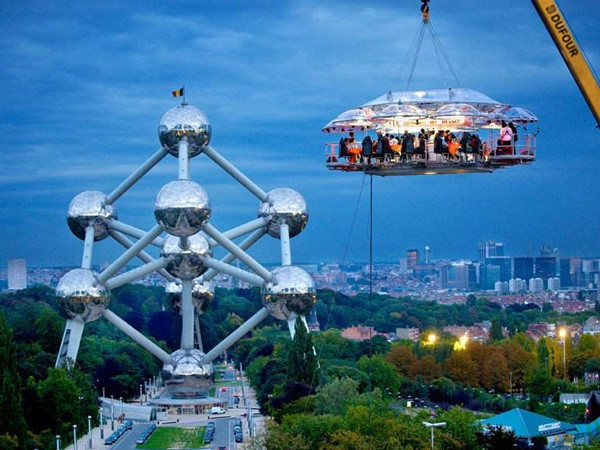 Ghé thăm các nhà hàng phục vụ bàn ăn lơ lửng trên trời ở khắp thế giới