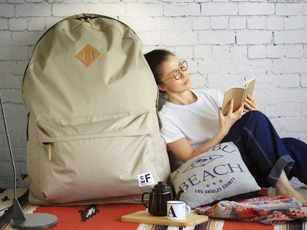 Mang cả thế gian trong chiếc balo