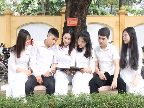 Dân mạng thích thú trước pha "cứu nguy" của cô gái đúng chuẩn "bạn nhà người ta" 