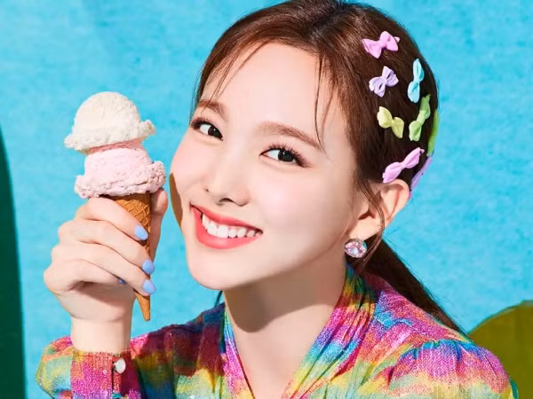 Cực đáng sợ, fan cuồng của Nayeon (TWICE) lên hẳn máy bay tìm cách gặp cô nàng
