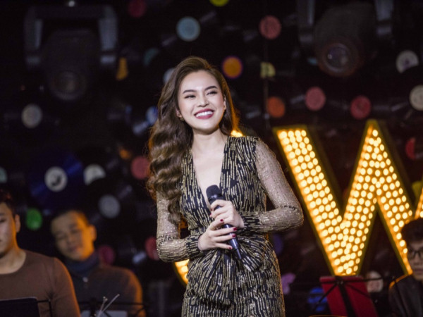 Giang Hồng Ngọc phải chích thuốc để bảo vệ cổ họng khi diễn ở Hà Nội vì quá lạnh