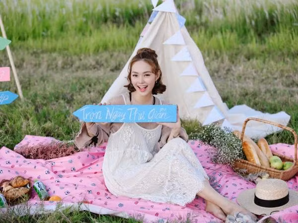 Minh Hằng "thả thính" fan bằng bộ ảnh siêu dễ thương trước ngày offline