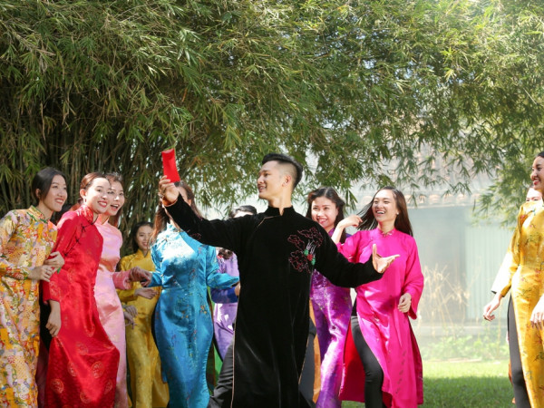 Đức Tuấn chi hơn 500 triệu cho bối cảnh chợ Xuân trong MV Tết có chủ đề xuyên không