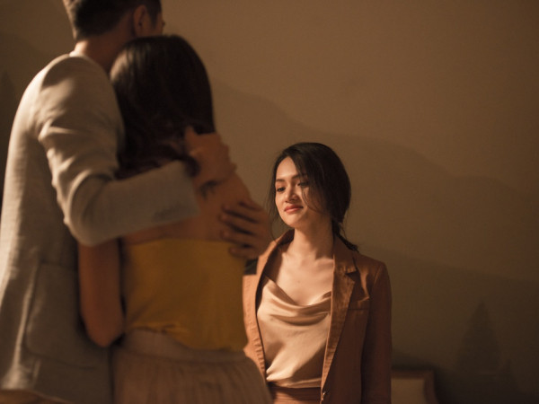 MV mới có kết thúc mở, khán giả thi nhau viết kịch bản cho "Vũ trụ MV" của Hương Giang