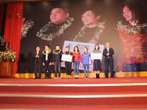 Sinh viên ba miền hồi hộp chờ đợi kết quả cuộc thi “Biến đổi khí hậu với cuộc sống 2017"