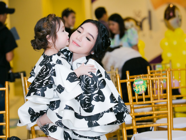 Sao nhí Cadie Mộc Trà lại hớp hồn fan khi trình diễn thời trang cùng mẹ 