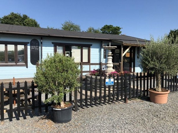 Đột nhập quán cà-phê không người, tên trộm vẫn bị người chủ vắng mặt dọa cho khiếp vía!