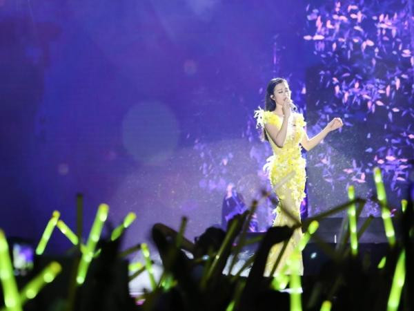 Xúc động khi hơn 10.000 khán giả trẻ hòa giọng ca khúc “Khóc” cùng Đông Nhi