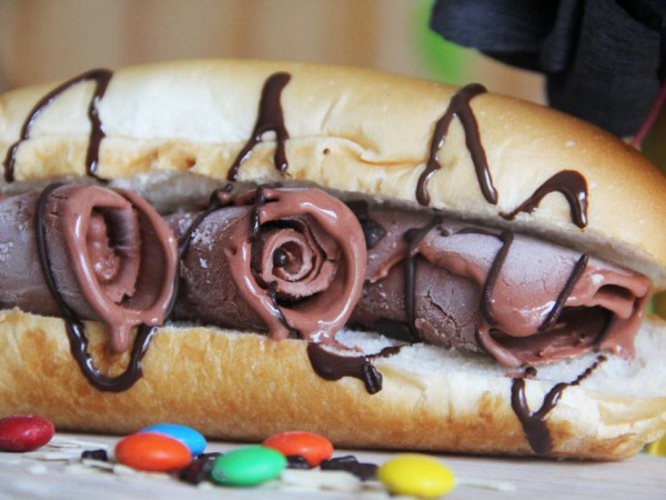 Xin một vé "trở về tuổi thơ" với món bánh mỳ kẹp kem ký vừa ngon vừa lạ