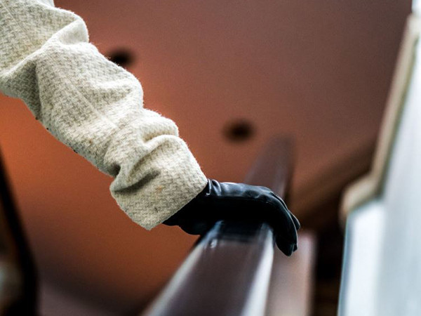 Hy hữu vụ án kéo dài 10 năm chưa kết thúc chỉ vì không nắm tay vịn thang cuốn