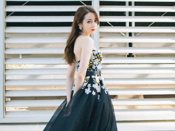 Còn ai nhọ hơn Địch Lệ Nhiệt Ba: đi lễ trao giải đánh rơi luôn hoa tai