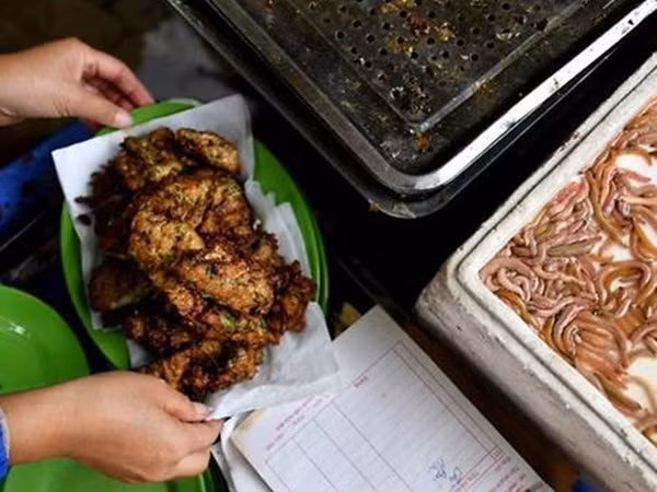 Báo Pháp khen ngợi món chả rươi nức tiếng của Việt Nam, thưởng thức giữa trời Đông