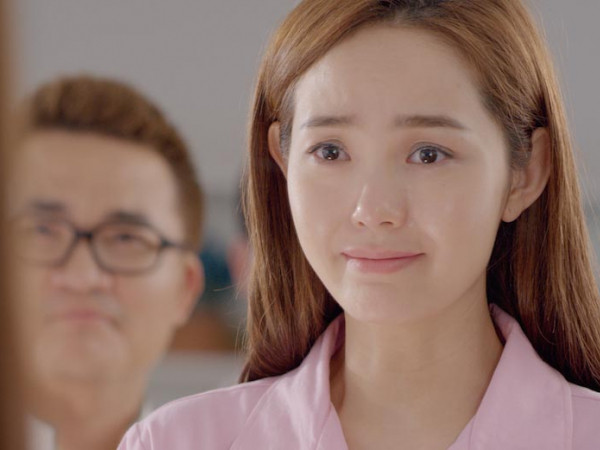 Minh Hằng nhảy sập sân khấu, được Rocker Nguyễn tình tứ cõng trong trailer “Sắc đẹp ngàn cân”