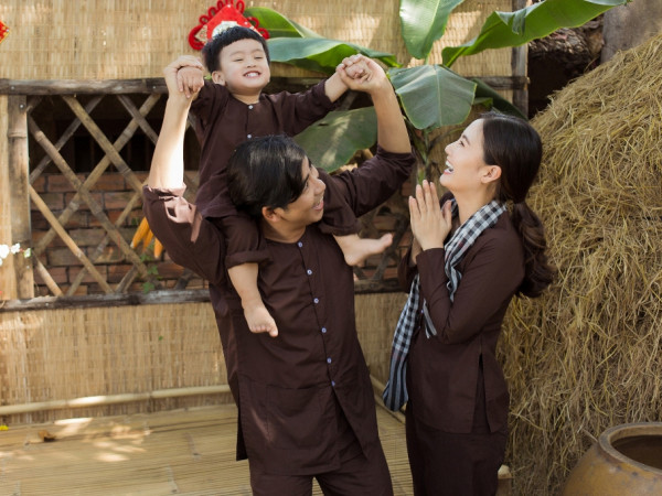 Quý tử nhà Ngọc Lan - Thanh Bình đáng yêu trong bộ ảnh Tết cùng bố mẹ