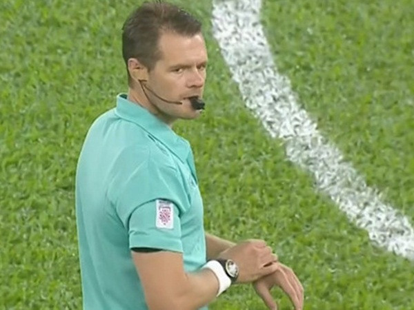 Trọng tài bắt chung kết lại phải đóng Facebook lần thứ 2 vì bị CĐV “dội bom“