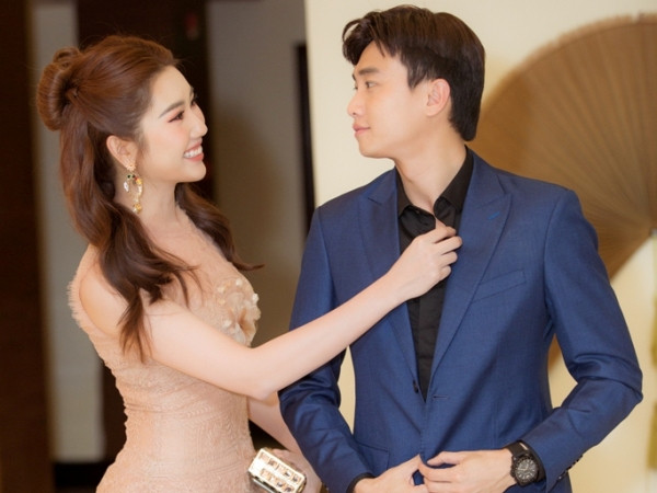 Xuất hiện xinh đẹp tại sự kiện, Thúy Ngân được bạn diễn nam ân cần nắm tay dìu bước