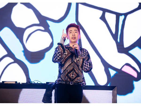 "Thánh thả thính" Osad "đại náo" phố đi bộ Hà Nội cùng loạt hit đình đám