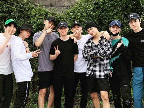 Một lần nữa, EXO lại vui không nổi vì EXO-L quá nồng nhiệt ở chốn đông người