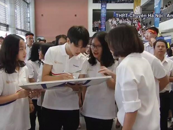 Dù chỉ xuất hiện vài giây ở Chung kết Olympia 2017, anh chàng này đã khiến cư dân mạng “dậy sóng”