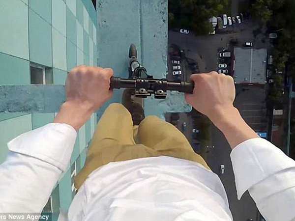 Nga: Thót tim nhìn thanh niên đi xe trượt bên mép nhà 40 tầng