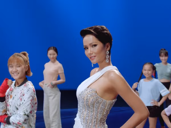 H'Hen Niê là nhân vật chính trong dự án phim ngắn của Tiên Cookie và Văn Mai Hương