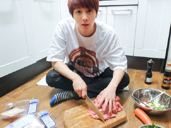 A.R.M.Y đúng là thánh soi, phát hiện Jungkook (BTS) ở trần nhờ ảnh phản chiếu qua bát inox