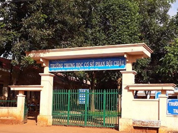 Tạm giữ một thầy giáo nghi giở trò đồi bại với học sinh lớp 8