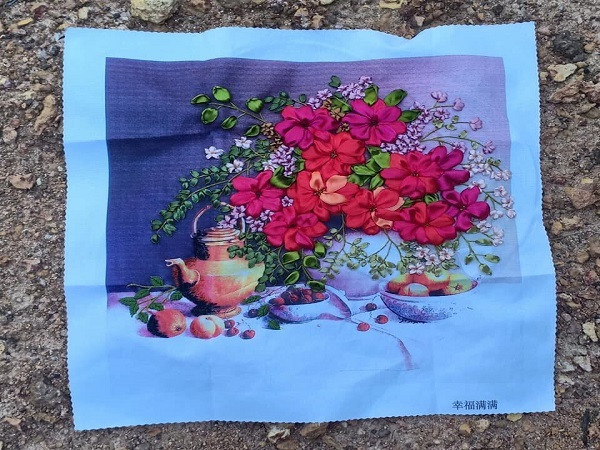 Á ố với tranh thêu ruy-băng học từ YouTube của một cô nàng khéo tay