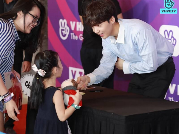 Jeong Sewoon lịch lãm như "quý ông" cúi đầu bắt tay từng fan 