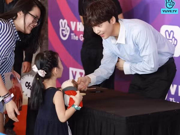 Jeong Sewoon lịch lãm như "quý ông" cúi đầu bắt tay từng fan 