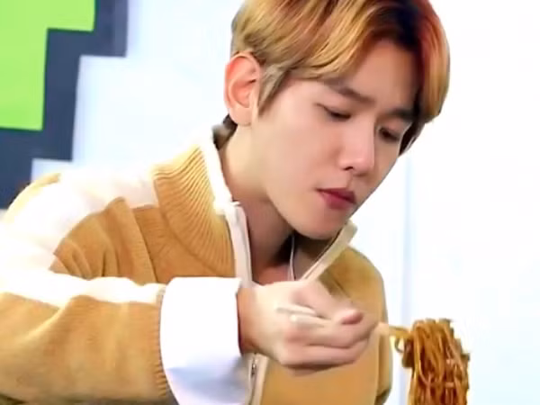 Vừa thích ăn uống vừa có kênh Youtube riêng, còn chờ gì mà Baekhyun chưa làm mukbang?