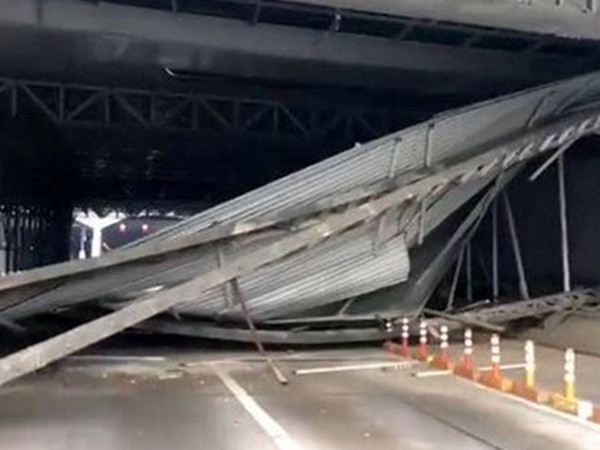 Mái che hầm sông Sài Gòn bỗng dưng đổ sập đè trúng người đi đường