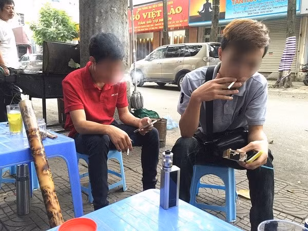 Con trẻ “tập tành” hút thuốc lá, cha mẹ đau đầu tìm cách cứu con