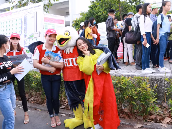 Đại học Quốc tế Hồng Bàng “gỡ rối” cho hàng ngàn học sinh Miền Tây